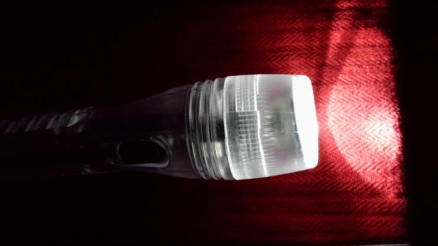<p><strong>Schritt 10:</strong> Teste die Taschenlampe. Montiere dazu die Lampenfassung mit der LED und füge die Taschenlampe zusammen.</p>
